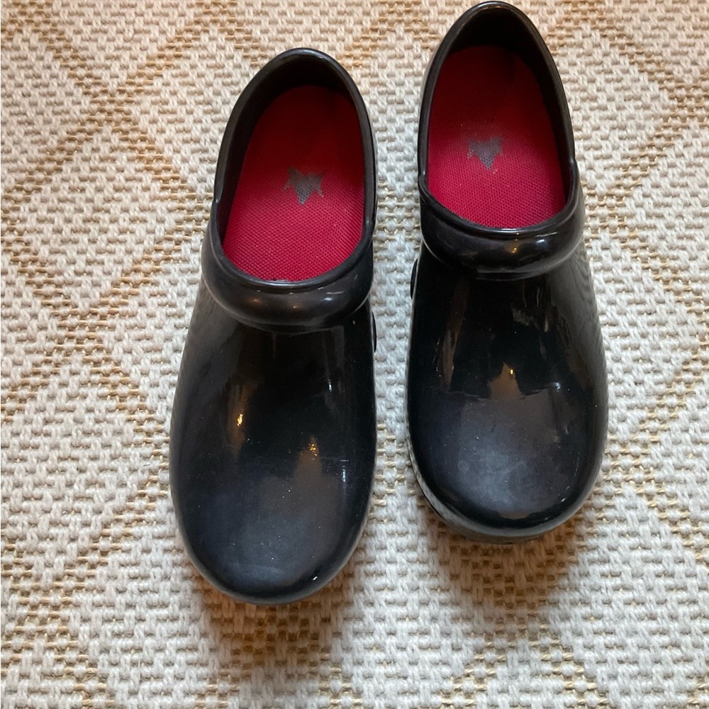 ANYWEAR BLACK CLOGS